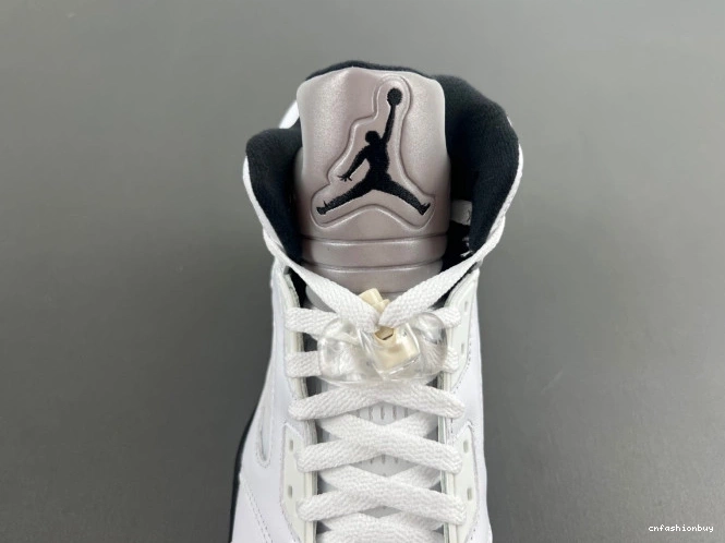 5 JORDAN AIR RETRO DD0587-110 'WHITE BLACK' 1207